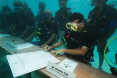 Cabinet ministers from the Maldives sign a declaration to fight climate change – underwater!