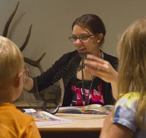 Catherine Sutera talking with students. 