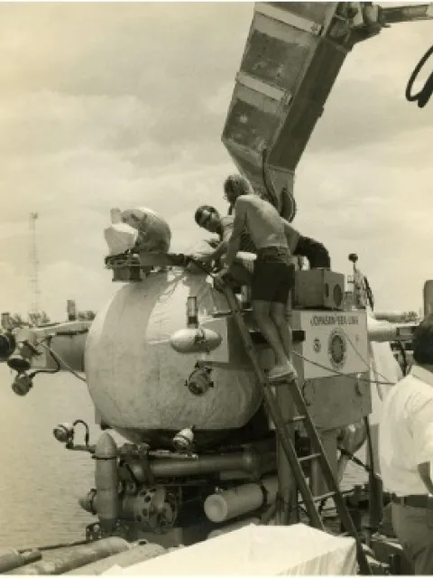 a submersible with a spherical housing unit